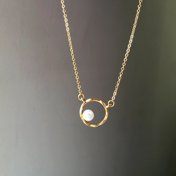 Minimalistic Pearl Golden Circle Necklace - Picture 4 of 10
